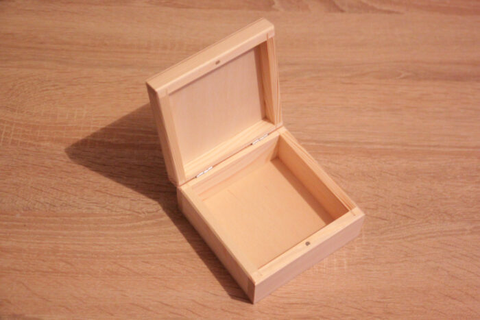 Pudełko ze znakiem Polski Walczącej - obrazek 2