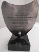 Statuetka upamiętniająca wyzwolenie niemieckiego obozu koncentracyjnego KL Holleischen #501 - obrazek 2