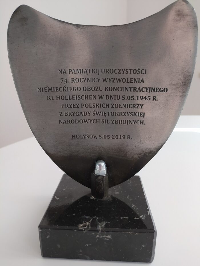 Statuetka upamiętniająca wyzwolenie niemieckiego obozu koncentracyjnego KL Holleischen #501 - obrazek 2