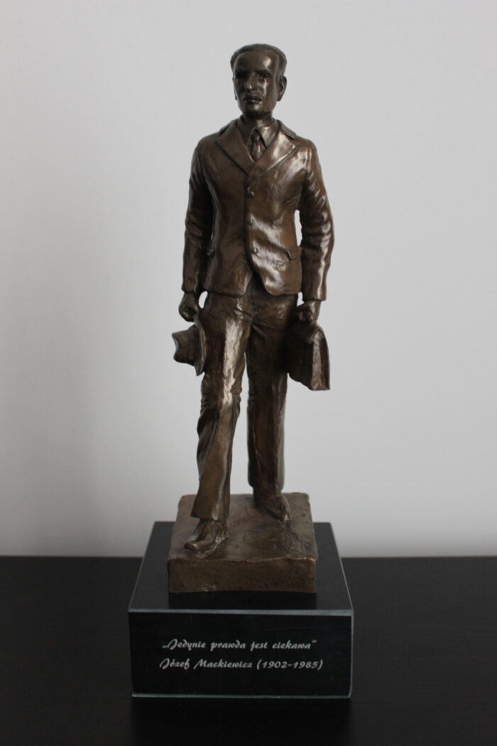 Józef Mackiewicz - statuetka - obrazek 1