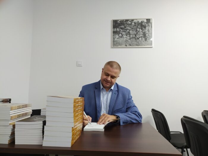 Wszystko dla kochanej Ojczyzny. Rzecz o por. Tadeuszu Narkiewiczu “Ciemnym” - z autografem Autora - obrazek 2